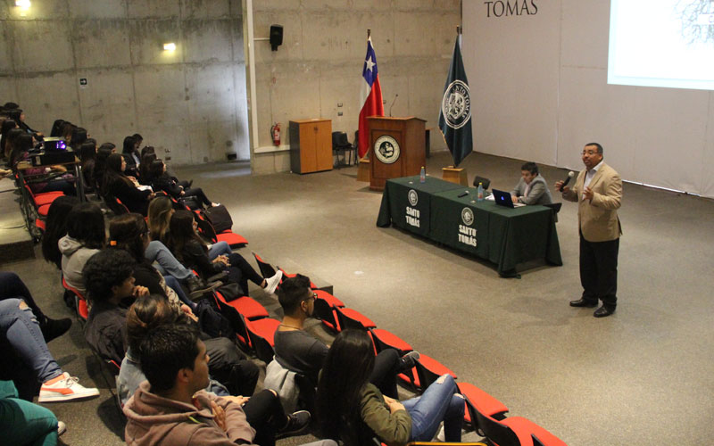 Carreras de Técnico y Servicio Social celebraron aniversario con clase magistral sobre inmigración
