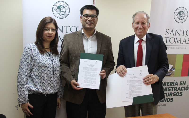Área de Administración firmó convenio con Clínica Elqui