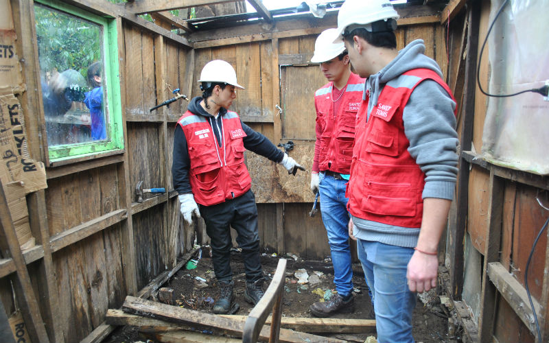 Alumnos de Técnico en Construcciones Civiles realizan diversas actividades en apoyo de la comunidad