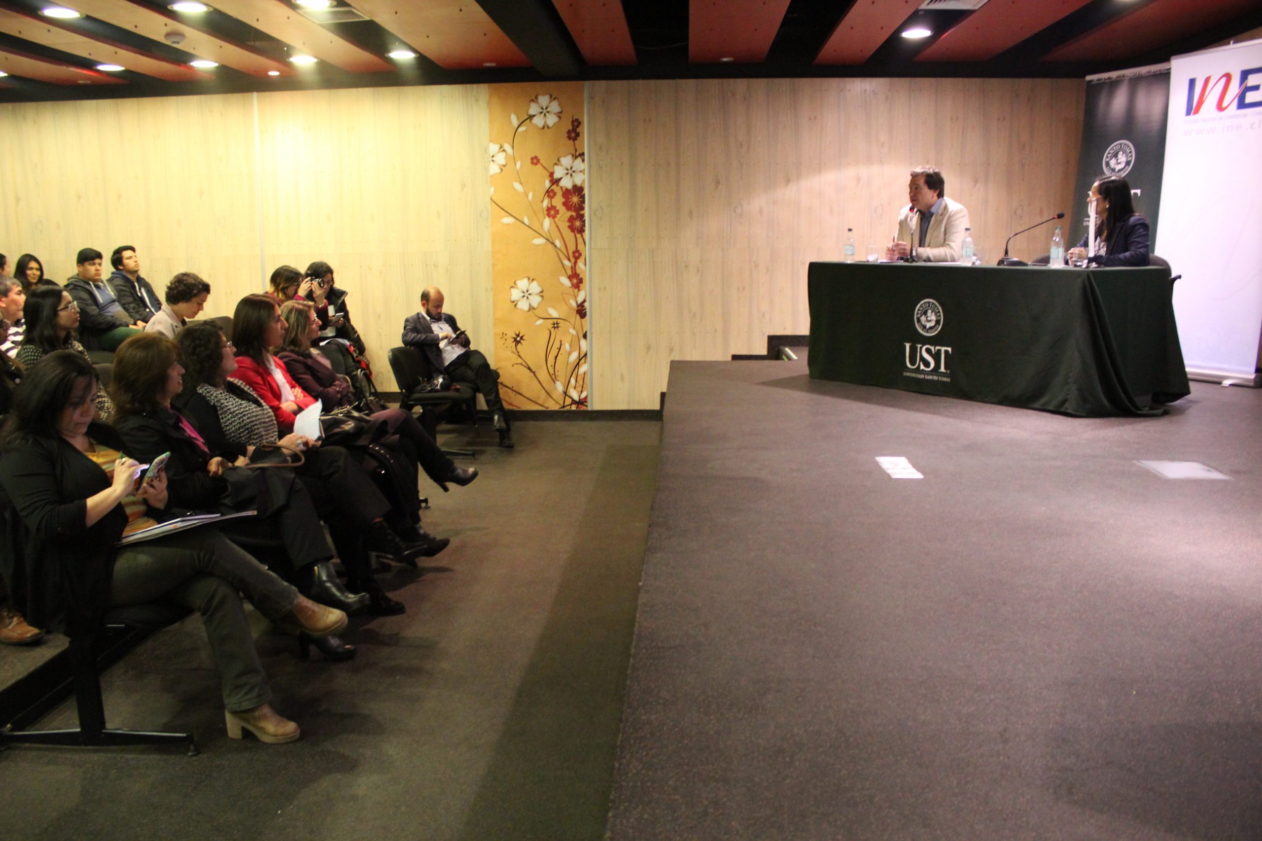 INE y Santo Tomás realizan coloquio sobre indicadores de la Edificación en Los Ríos