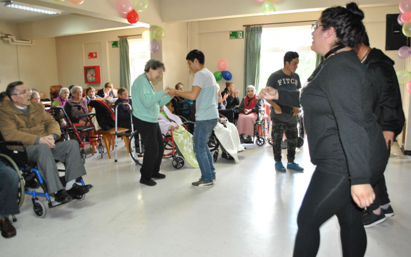 Estudiantes celebran el mes del adulto mayor junto a usuarios del Hogar de Ancianos Santa María