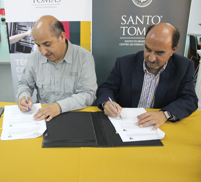 Nuevo convenio del IP Santo Tomás con Colegio Aquelarre de Teno