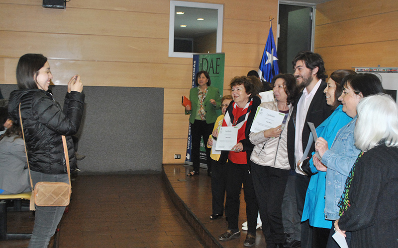 Adultos mayores de Viña del Mar aprenden inglés gracias a taller implementado por Santo Tomás y Dideco