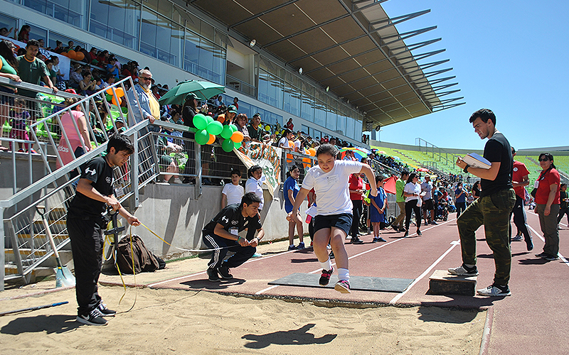 Alumnos de UST, IP y CFT se unen para colaborar en las Olimpiadas Especiales de Atletismo Adeadi en Valparaíso