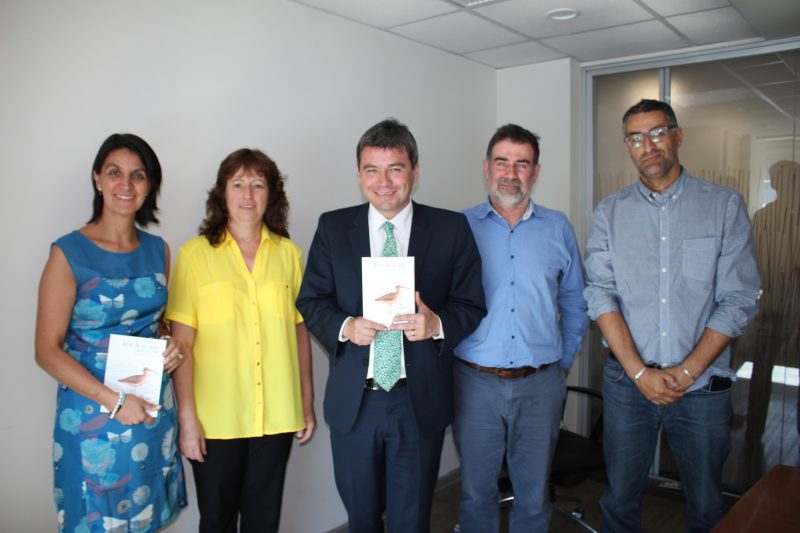 Ministro de Medio Ambiente recibió el Atlas de las Aves Playeras de Chile