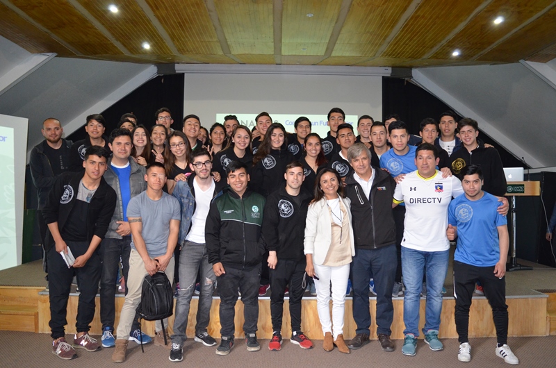 Harold Mayne-Nicholls se reúne con jóvenes para hablar de liderazgo y trabajo en equipo