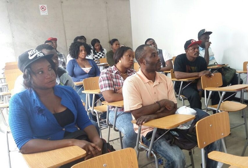Ciudadanos haitianos asisten a clases de español en Ovalle