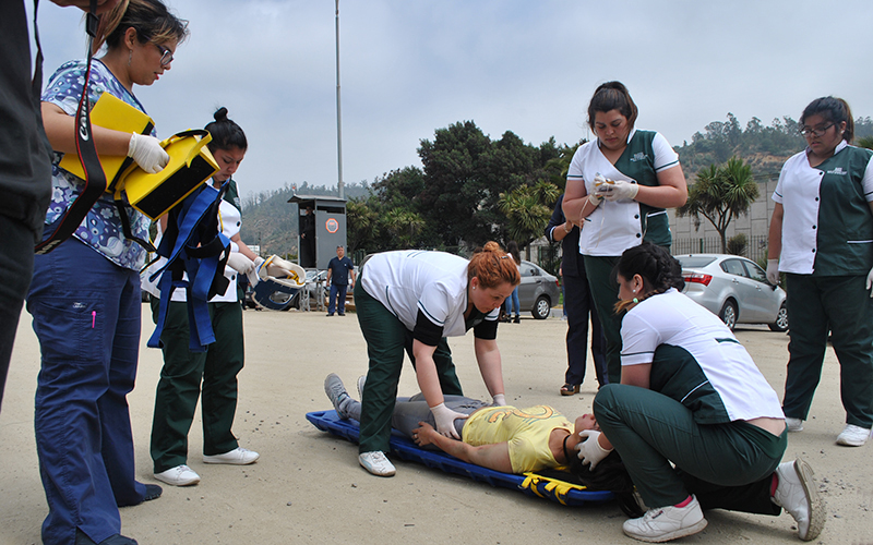 Alumnos de Técnico en Enfermería de Nivel Superior realizan simulacro de accidente en Viña del Mar
