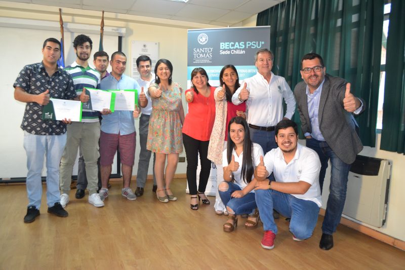Estudiantes que obtuvieron Beca PSU Santo Tomás compartieron desayuno con autoridades académicas