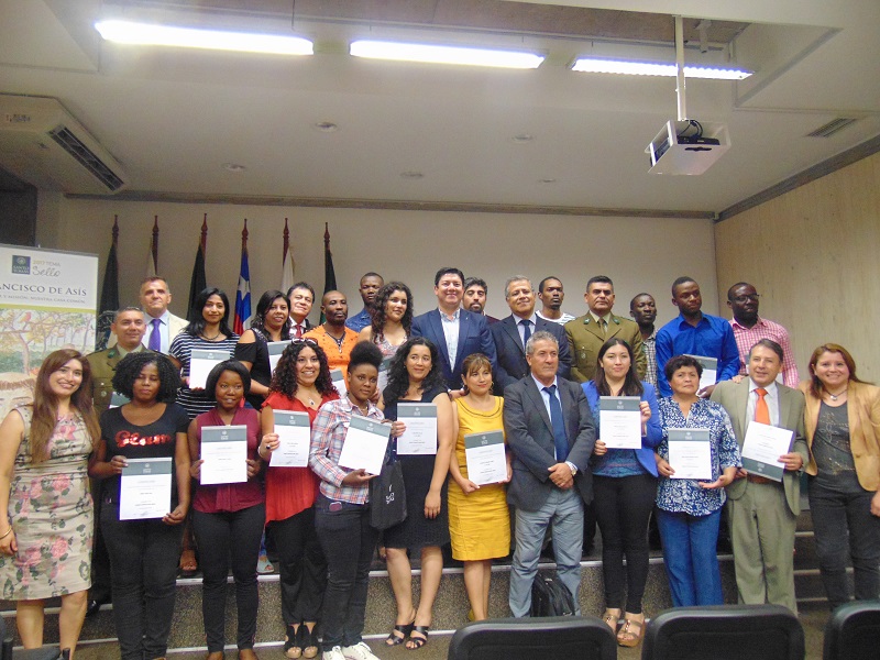 Funcionarios públicos y ciudadanos haitianos se certifican en aprendizaje de idiomas en Ovalle