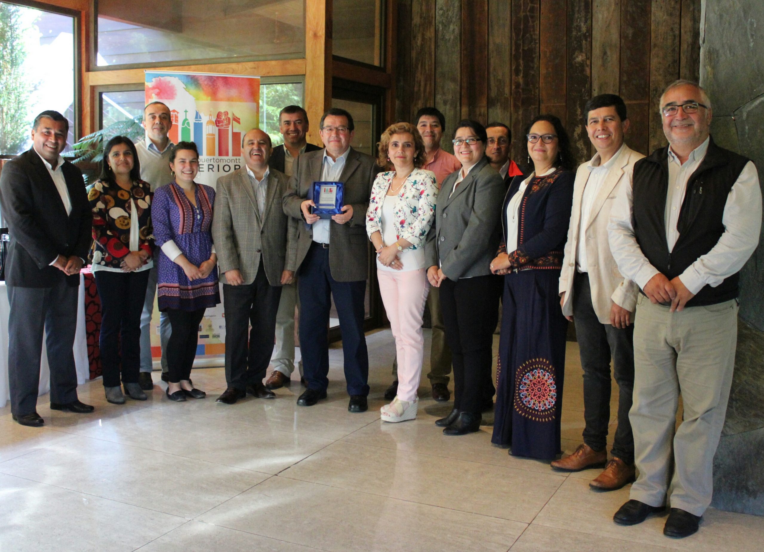Destacando el proceso de aprendizaje y cooperación, Puerto Montt Superior reconoce a Gobernador