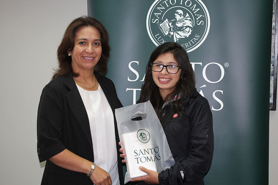 Alumna de Tegyn se lleva Tablet por contestar encuesta estudiantil