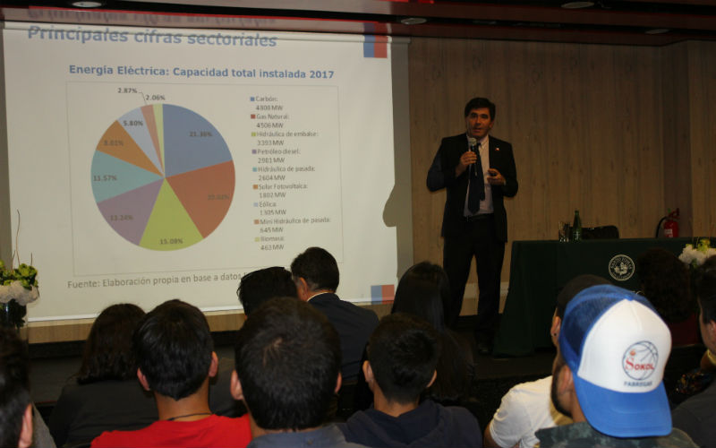 Subsecretario participó en conversatorio de energía en Santo Tomás Antofagasta
