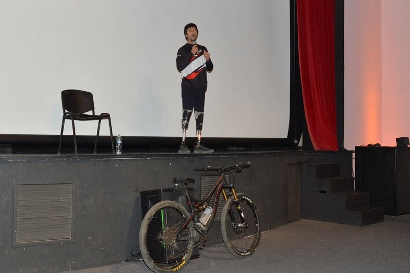 Con la charla “Tu esfuerzo es tu éxito”  ciclista Adolfo Almarza motivó a jóvenes ovallinos