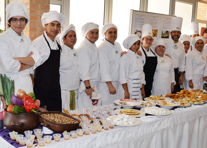 En Día de la Cocina Chilena Estudiantes de Santo Tomás Temuco rescatan nuestra tradición gastronómica
