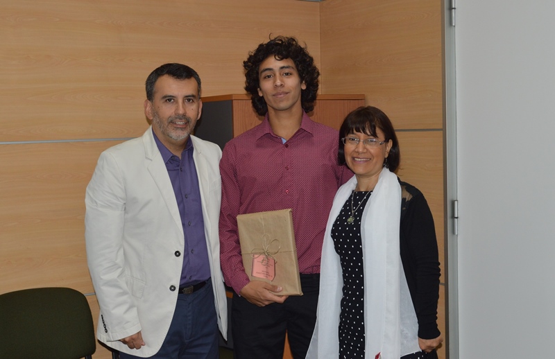 Alumno de Preparador Físico recibe distinción en el día internacional del libro