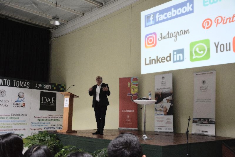 Roberto Arancibia destacó el valor y el impacto de la redes sociales a estudiantes de Santo Tomás Concepción