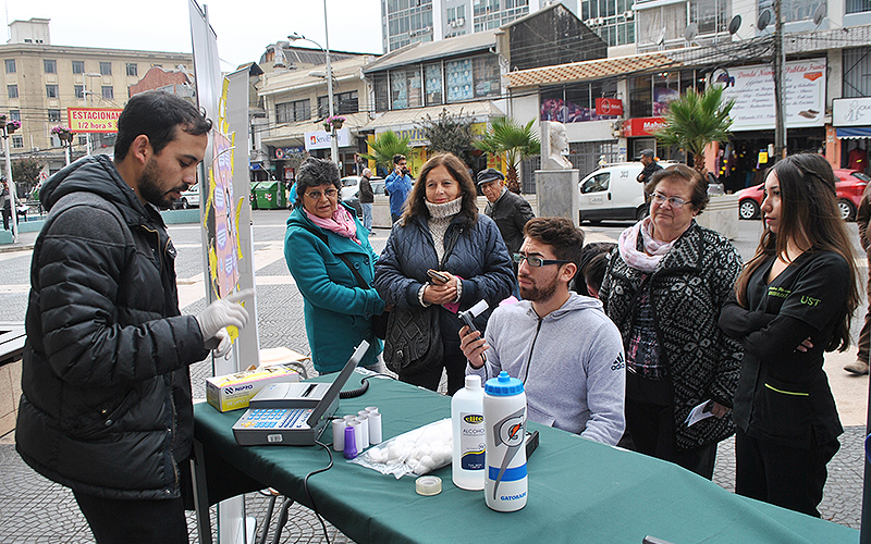 Escuela de Kinesiología realiza campaña informativa contra el tabaco en diferentes puntos de Viña del Mar
