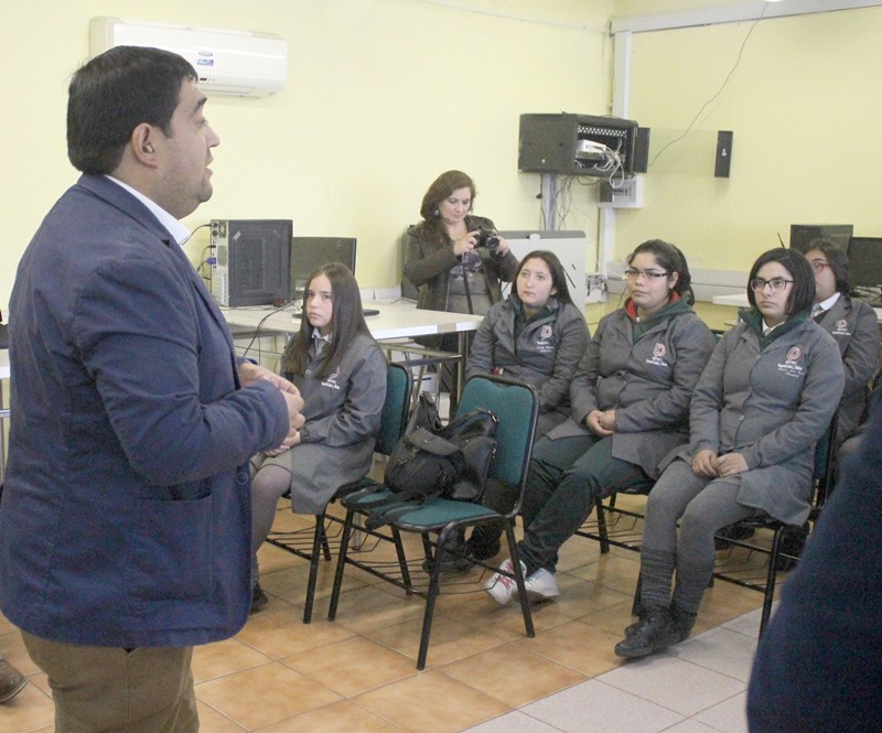 Primera celebración del Día de las niñas TIC en la provincia de Curicó