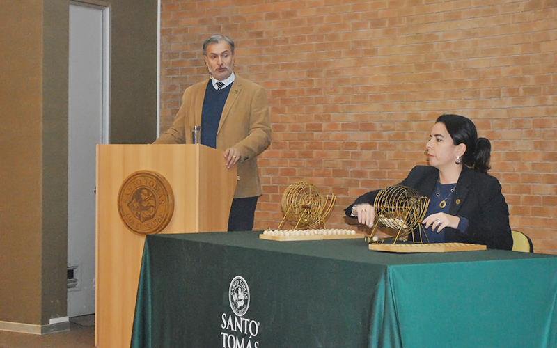 Sorteo establece los temas y parejas del Sexto Torneo Internacional de Debates Santo Tomás