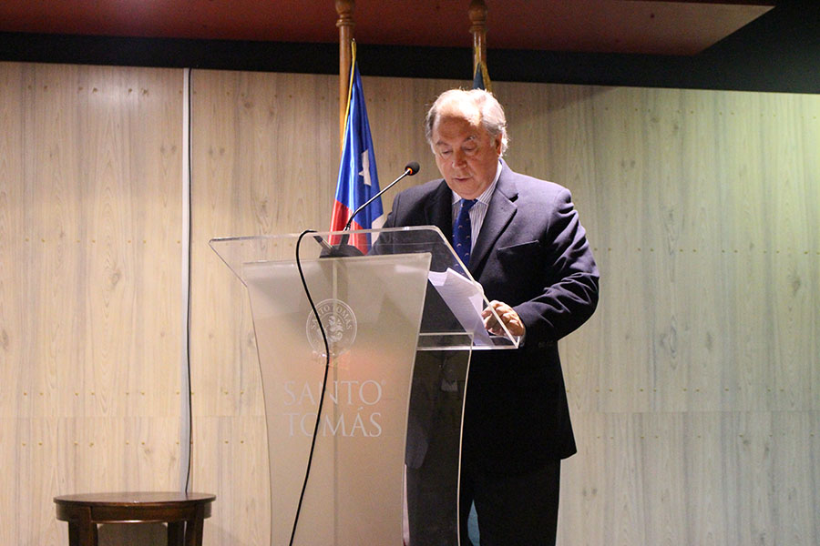 Ex embajador Juan Gabriel Valdés dictó Clase Magistral sobre la Haya en la UST Valdivia
