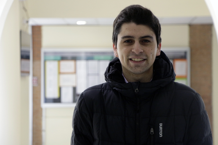 Egresado cuenta su experiencia como youtuber a estudiantes de informática