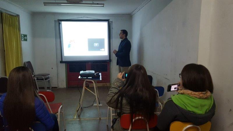 Entregan consejos a los padres y educadores para un buen uso de la tecnología