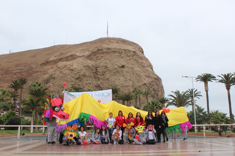 Instituto Confucio Santo Tomás sede Arica celebró la Fiesta Tradicional China Bote del Dragón con pasacalle y taller de caligrafía china