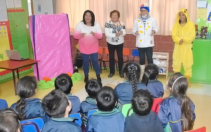 Escuela de Fonoaudiología de UST Viña del Mar lleva taller de radio-teatro para adultos mayores a liceo de Playa Ancha