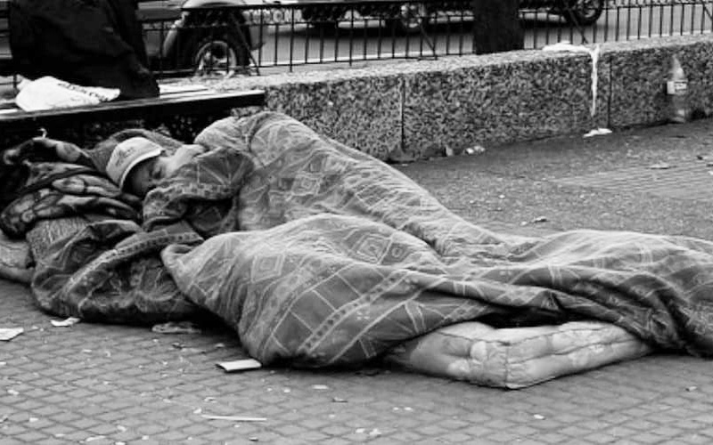Las distintas fórmulas que utilizan las personas en situación de calle para enfrentar las bajas temperaturas en invierno