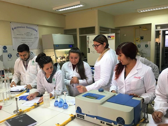 Carrera Técnico en Análisis Químico realizó el primer curso para titulados en Santo Tomás sede Arica