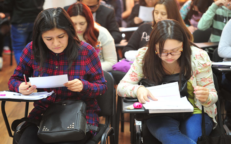Estudiantes de chino mandarín rinden importante examen de certificación