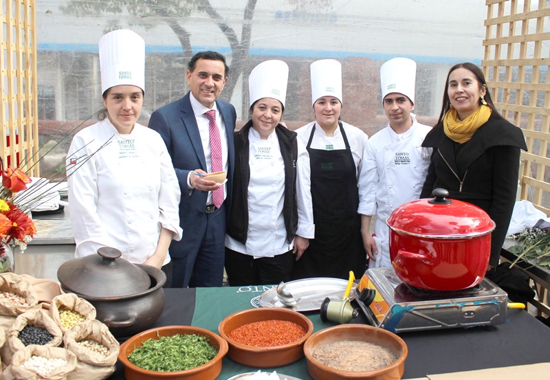 Exitosa participación de Santo Tomás en Feria Gastronómica Curicana