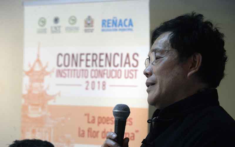 Escritor chino conmovió con recital de poesía