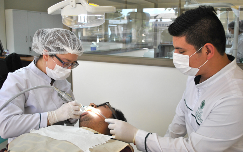 Estudiantes de Técnico en Odontología de Santo Tomás Osorno realizan prácticas con equipos de alta tecnología