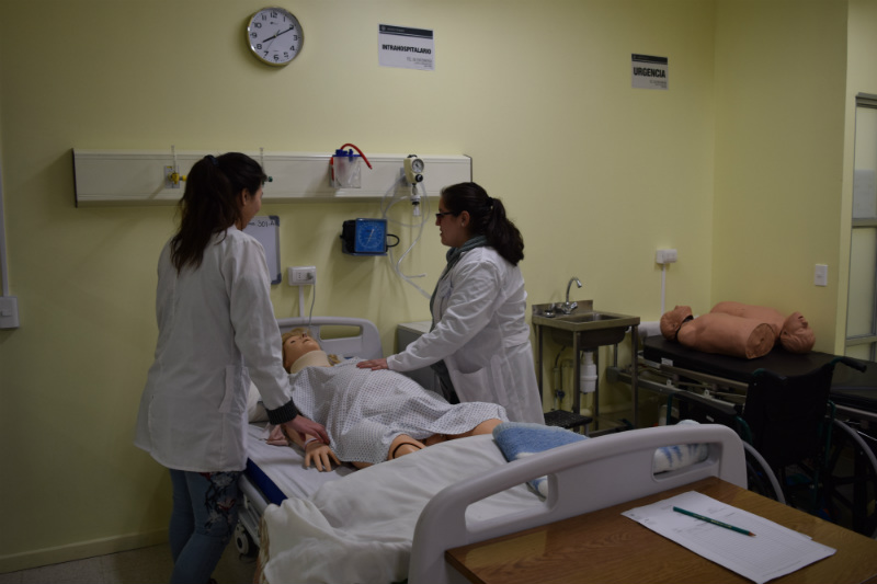 Salas de Simulación Clínica para Técnico en Enfermería cuentan con docentes especializados