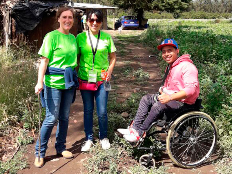Voluntario sobre ruedas