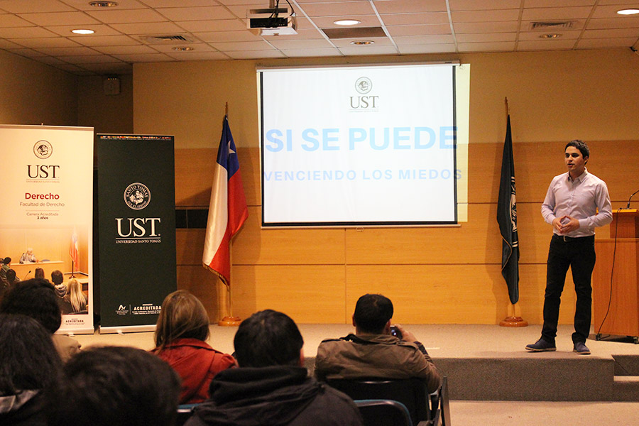 Escuela de Derecho de la UST realizó charla sobre la tartamudez