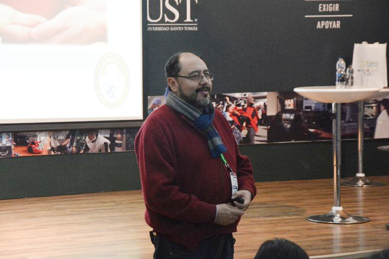 Reconocido escritor y psicólogo dicta conferencia sobre el amor y el compromiso en Concepción