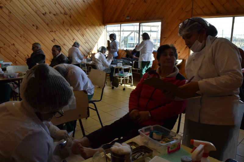 Centro Integral Alerce Norte de Santo Tomás brinda atención podológica a  adultos mayores del sector