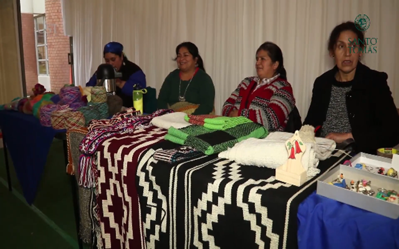 Artesanas Mapuche de Padre Las Casas comparten experiencias en Santo Tomás