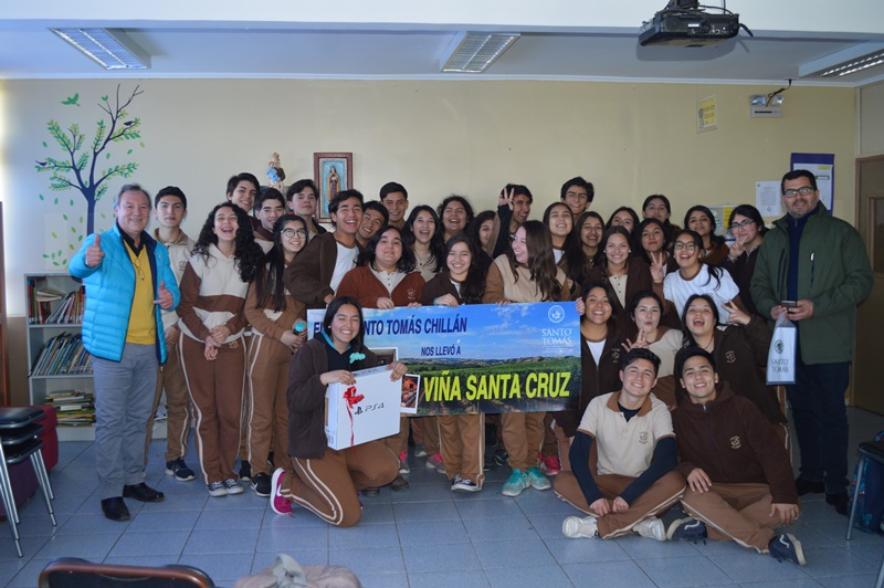 Santo Tomás Chillán entregó un viaje de estudios al colegio Teresa de Los Andes de Bulnes