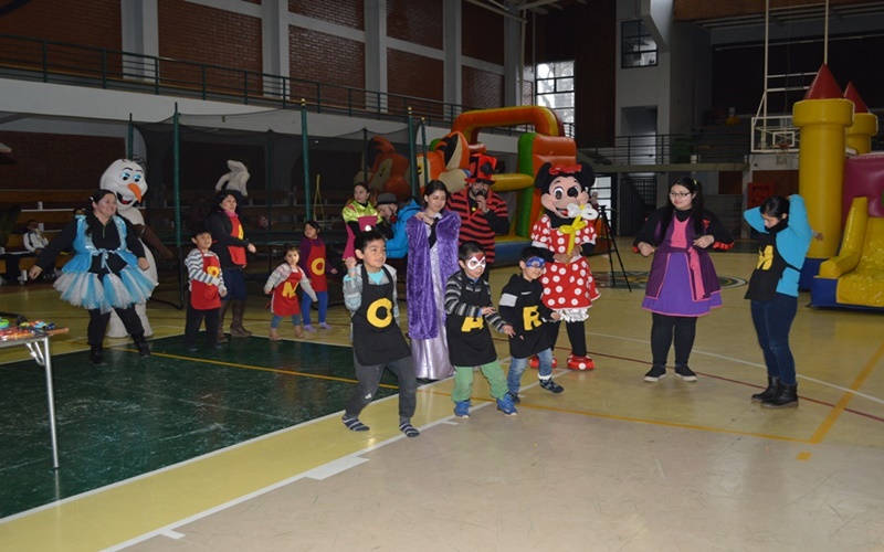 Hijos de estudiantes de Santo Tomás disfrutaron con juegos y concursos en tarde recreativa