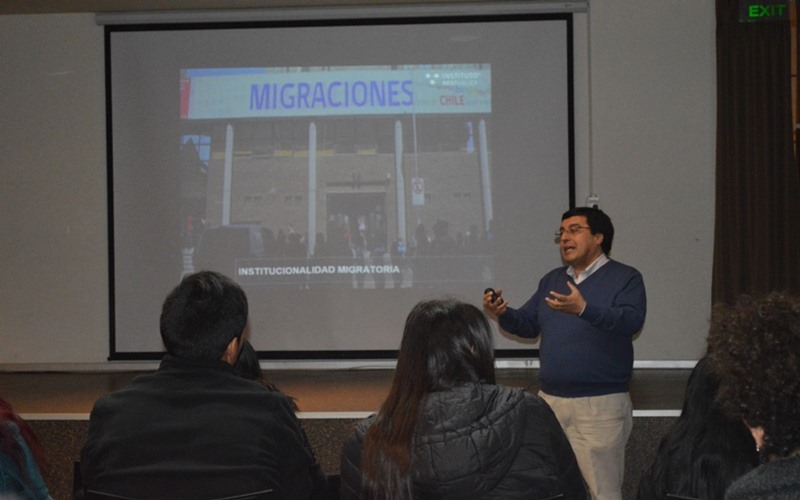 Claves para comprender la migración en Chile son analizadas en Santo Tomás
