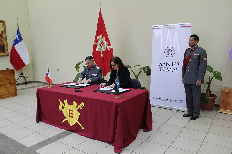 Santo tomás iquique firma convenio de colaboración con escuela de caballería blindada de tarapacá