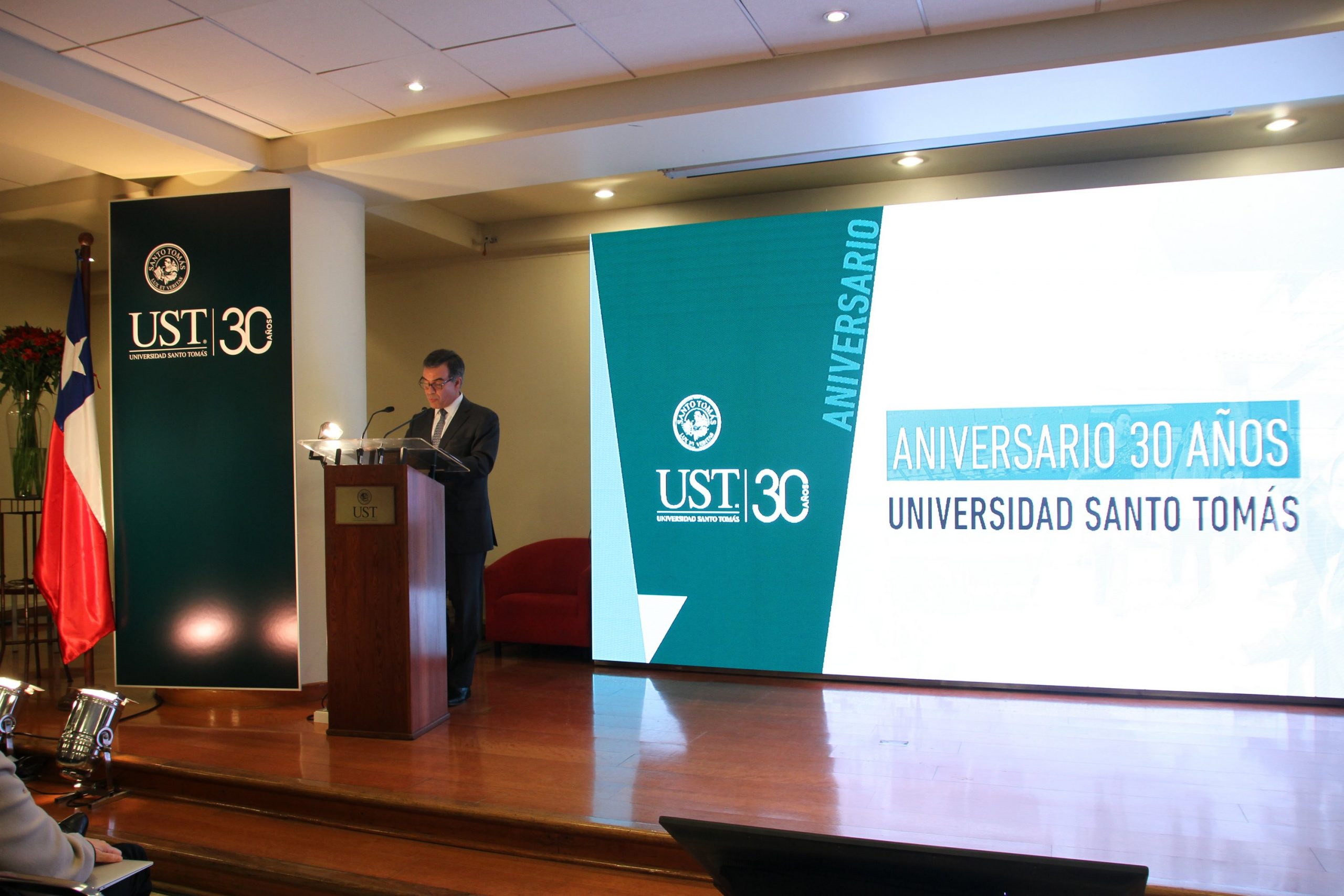 Universidad Santo Tomás conmemora 30 años desde el inicio de sus actividades académicas