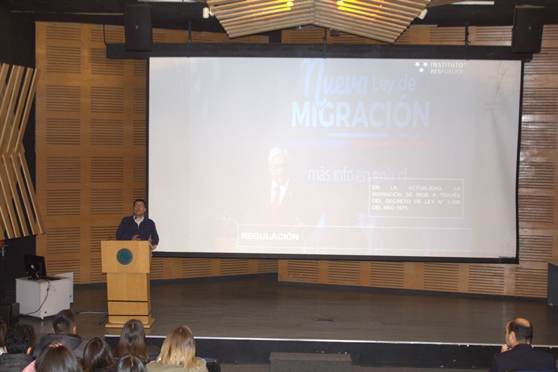 Santo Tomás San Joaquín realizó charla para entender el debate de la migración
