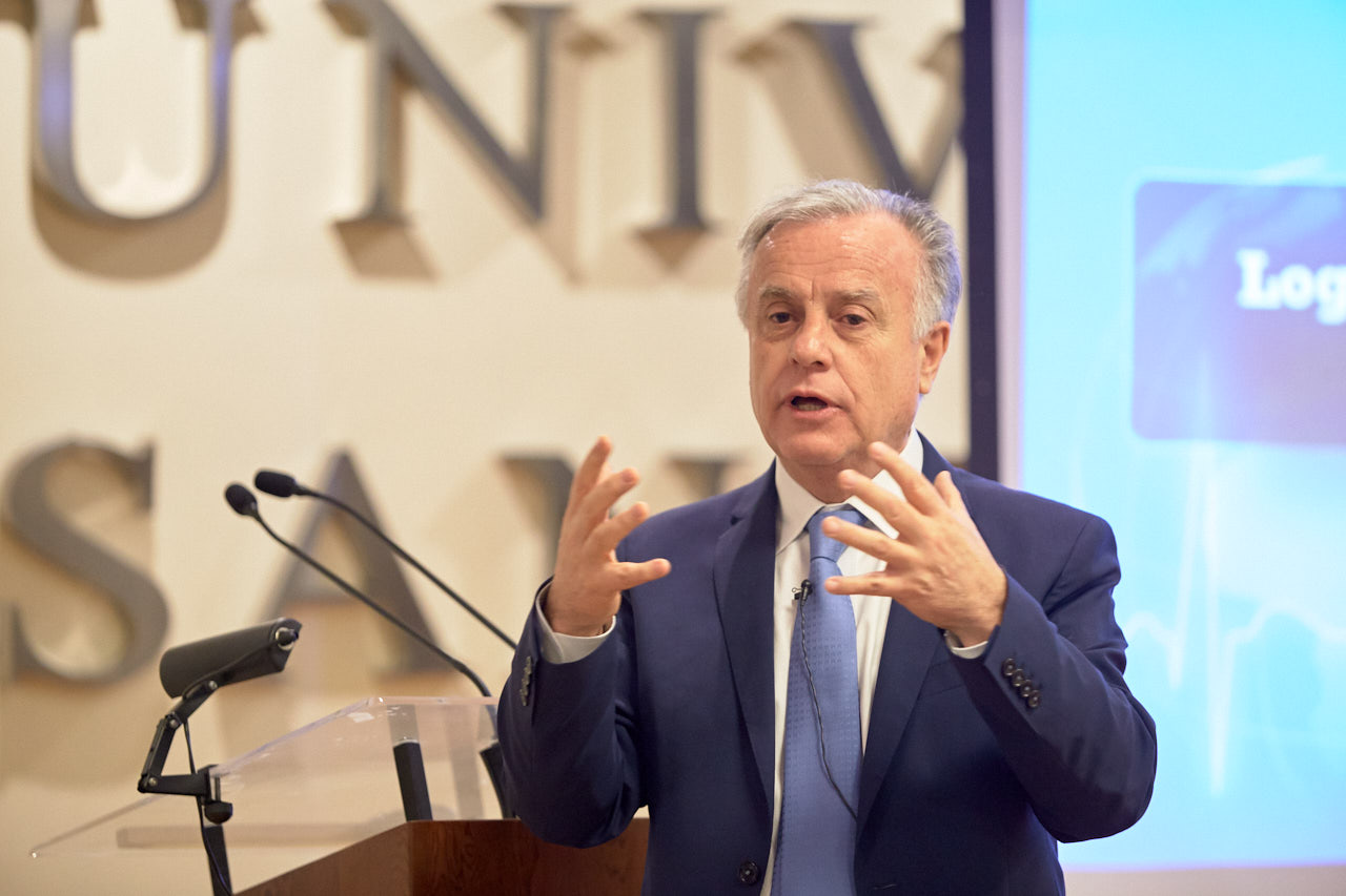 Ministro Emilio Santelices realizó charla magistral sobre el futuro de la salud pública