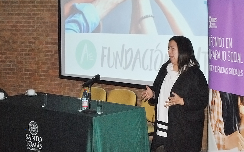 Directora de Fundación Antonia ofrece emotiva charla sobre violencia en el pololeo para estudiantes de sede Viña del Mar