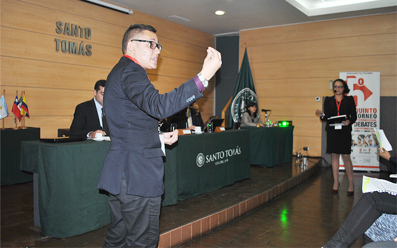 Desde el fútbol a la equidad de género: los temas que deben dominar los participantes del Torneo Internacional de Debates Santo Tomás